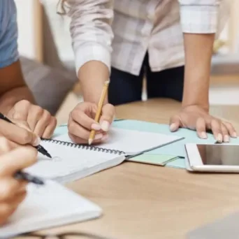 Narrative Architecture: Το στρατηγικό θεμέλιο που χρειάζονται οι μικρές επιχειρήσεις πριν το branding και το digital marketing