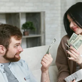 Τα οικονομικά συζητούνται πλέον ανοιχτά και επί ίσοις όροις στα ζευγάρια - Μυστικά και απόκρυψη αγορών αποτελούν τακτικές του παρελθόντος