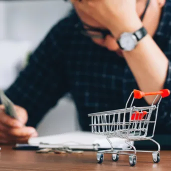 Έρευνα της RASS για το ΕΕΑ: Η ακρίβεια πλήττει όλα τα νοικοκυριά – Η εμπιστοσύνη στην αγορά φθίνει και η κατανάλωση πιέζεται