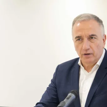 Καλαφάτης για πρωτόκολλο συνεργασίας μεταξύ ΕΥΑΘ Α.Ε. και ΙΝΕΒ/ΕΚΕΤΑ: «Δίνουμε περισσότερη εξωστρέφεια στα ερευνητικά μας κέντρα»