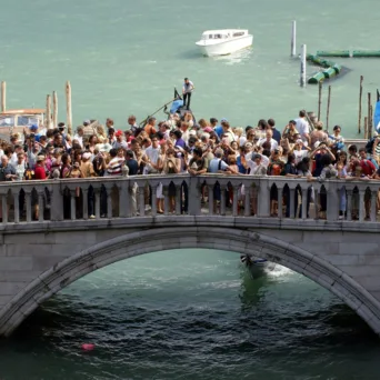 Μπορεί ένας τουριστικός φόρος να γίνει «ασπίδα» για το περιβάλλον;