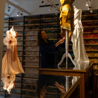 Denise Ελευθερίου: Πλέκοντας την παράδοση με τη σύγχρονη δημιουργία στο ιστορικό εργαστήριο Μέντης-Αντωνόπουλος