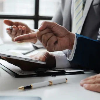 Φορολογικοί έλεγχοι: Όταν ακόμη και τα 30 ευρώ ζητούν «αποδείξεις» – Το μάθημα των κοινών λογαριασμών