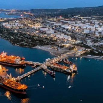 Διυλιστήρια:  Αυξάνονται τα κέρδη τους καθώς «ανεβαίνουν» οι τιμές του πετρελαίου
