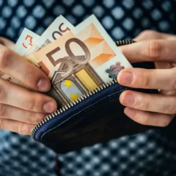 Από την 1η Απριλίου αυξάνεται ο κατώτατος μισθός – Στις 24 Μαρτίου η σχετική εισήγηση της Κεραμέως στο υπουργικό