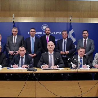 Έπεσαν οι υπογραφές για τη σύμβαση δωρεάς που αφορά την προμήθεια συστήματος επικοινωνιών ελέγχου εναέριας κυκλοφορίας