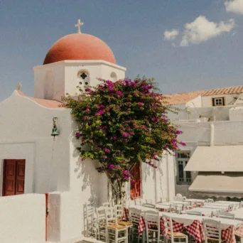 Booking.com: Αισιοδοξία για τον τουρισμό στην Ελλάδα την πασχαλινή περίοδο