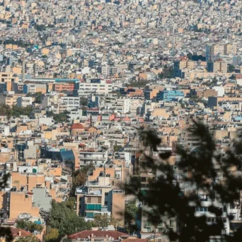 Γιατί μειώνεται το ενδιαφέρον για την Golden Visa – Ποιοι ξένοι επενδυτές αγοράζουν σήμερα ακίνητα στην Ελλάδα