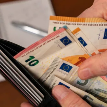 Κατώτατος μισθός: Στα 1.000 ευρώ έως το 2028 – Αυξάνονται οι καθαρές αποδοχές