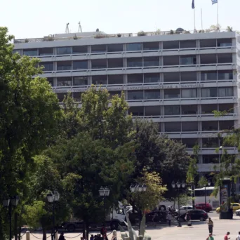 Νέο φορολογικό πολυνομοσχέδιο: «Ψαλίδι» στα πρόστιμα, αυστηρό πλαίσιο για crypto και τέλος στα «σπαστά» μετρητά