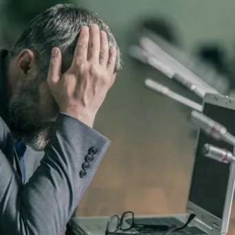 Ο επιχειρηματίας που δεν κοιμάται καλά το βράδυ: Τι κρύβεται πίσω από το οικονομικό άγχος