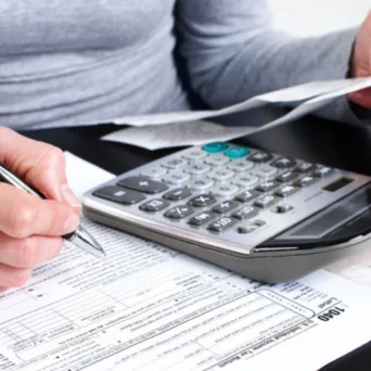 Υποβλήθηκαν 2,3 εκατ. φορολογικές δηλώσεις με την οριστικοποίηση των προσυμπληρωμένων - 7 στους 10 δεν πληρώνουν φόρο ή λαμβάνουν επιστροφή