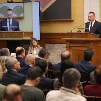 Ο διοικητής της ΤτΕ τονίζει την ανάγκη διασφάλισης της πολιτικής σταθερότητας, ειδικά σε συνθήκες διεθνούς αυξημένης αβεβαιότητας