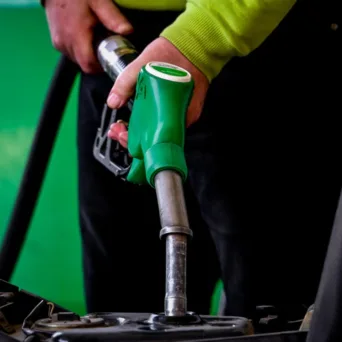 Σταδιακή η αποκλιμάκωση των τιμών στα καύσιμα - Νέα μείωση στις διυλιστηριακές τιμές από αύριο