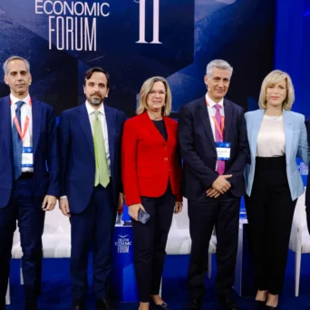 Η Bain & Company ανέλυσε στο Delphi Economic Forum 2026 τις δυνάμεις που αναδιαμορφώνουν τις επενδύσεις και την τραπεζική εμπειρία