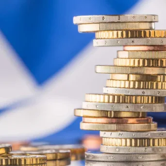 Η ελληνική οικονομία κρατά ρυθμό, αλλά το εξωτερικό έλλειμμα παραμένει