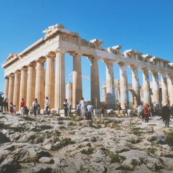 Το μεγάλο «στοίχημα» του τουρισμού - Ρεκόρ εσόδων, ισχυρή εκκίνηση και γνωστές προκλήσεις