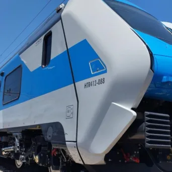 Θεσσαλονίκη: Έφτασε ο πρώτος συρμός Blues Intercity – Νέα τρένα στην Ελλάδα μετά από δύο δεκαετίες