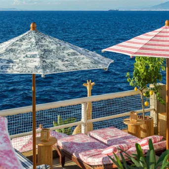 Η τάση που «ντύνει» τα iconic beach bars της Μεσογείου