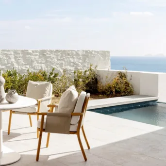 Το Four Seasons Hotel Mykonos άνοιξε τις πόρτες του και υποδέχεται πλέον επισκέπτες
