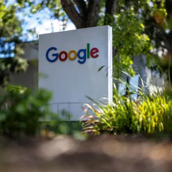 Google: Πρόστιμο 890 εκατ. ευρώ από την ΕΕ – Τι αλλάζει σε Search και Play