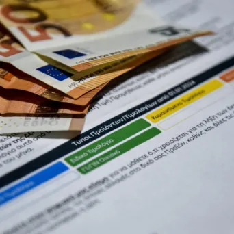 Φθηνότερα τα σταθερά τιμολόγια ρεύματος από τα πράσινα – «Κλειδώνουν» χαμηλές χρεώσεις για έναν χρόνο