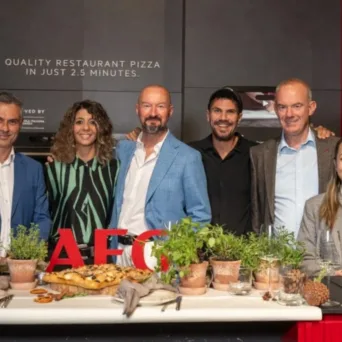 AEG: Η τέχνη της φιλοξενίας ξεκινά από το σπίτι – Τι αποκαλύπτει νέα έρευνα για Ελλάδα και Ευρώπη