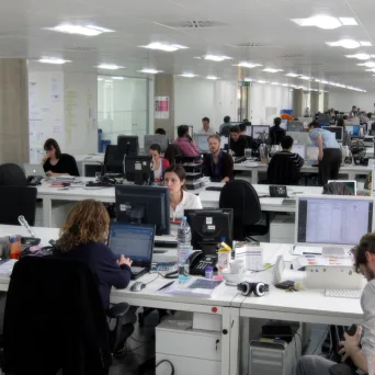 Μισθολογικό κόστος: Επιβραδύνεται η άνοδος στο 4%, αλλά η πίεση στις επιχειρήσεις παραμένει