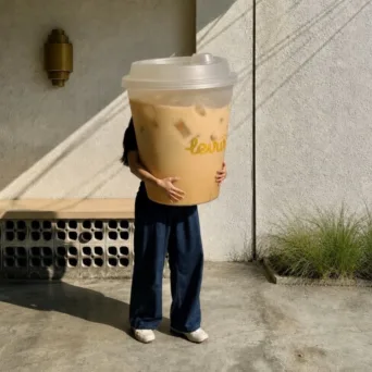 Η συζήτηση για τον iced latte που η Gen Z φέρνει στη συνέντευξη για δουλειά