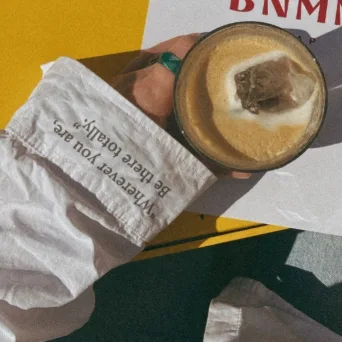 5 café της Αθήνας υπενθυμίζουν ότι η τηλεργασία δεν σημαίνει “δουλεύω από το σπίτι”