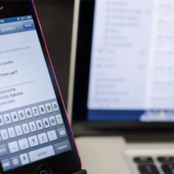 Δείξε μου την υπογραφή στο email σου, να σου πω τι επαγγελματίας είσαι