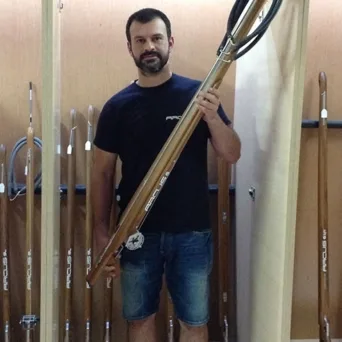 Αrcus: Τα χειροποίητα, ξύλινα ψαροντούφεκα που κατακτούν τις θάλασσες