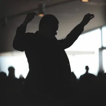 Μία άρπα, δύο πιατίνια και μία κόρνα...