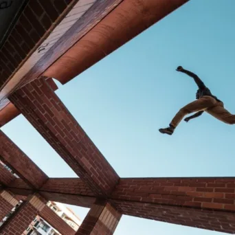 «Κάνε το άλμα και το δίχτυ θα εμφανιστεί»: Πώς να διαχειριστείς το επιχειρηματικό ρίσκο