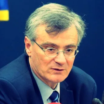 Πώς να μιλάς, ώστε να σε ακούν: Η φωνή του καθηγητή Σωτήρη Τσιόδρα