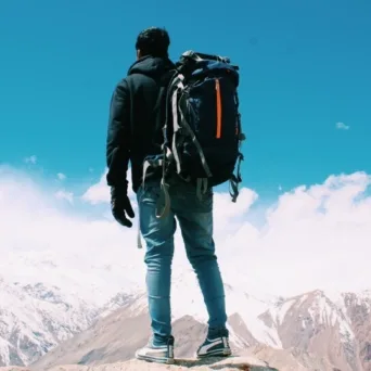 Δεν επιλέγουμε εμείς τις αναμνήσεις των διακοπών μας, αλλά εκείνες εμάς