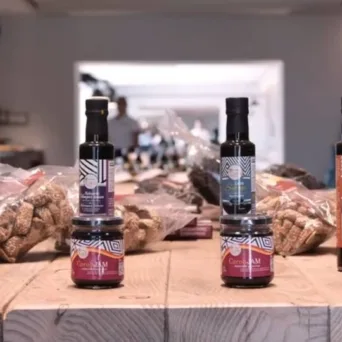 Creta Carob: Βιολογικά προϊόντα από τους λοβούς του χαρουπιού [video]