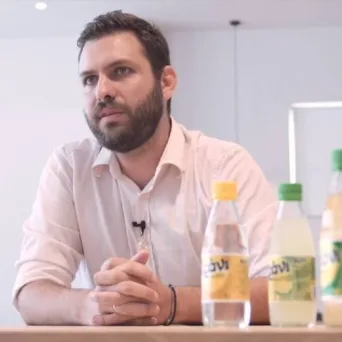 Γεράνι: Η εταιρεία αναψυκτικών που διατηρεί την οικογενειακή της ταυτότητα [video]