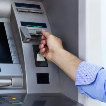 Έκθεση EY: Οι τράπεζες επιταχύνουν την προσαρμογή τους εν μέσω επανεμφάνισης παραδοσιακών κινδύνων και ενίσχυσης νέων απειλών