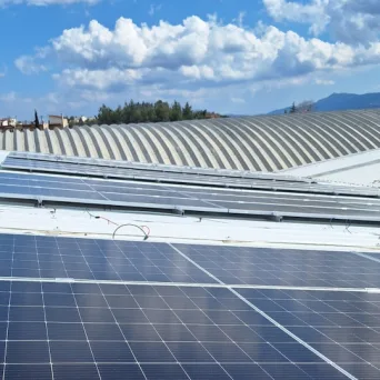 Greenvolt: Συμφωνία με την Carrefour Property για εγκατάσταση ηλιακών στεγάστρων σε έως και 120 καταστήματα λιανικής στη Γαλλία