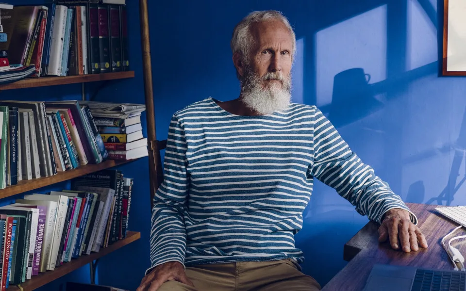 Ο J. Doyne Farmer αμφισβητεί τις παραδοσιακές οικονομικές προσεγγίσεις στο βιβλίο του "Εννοώντας το χάος"