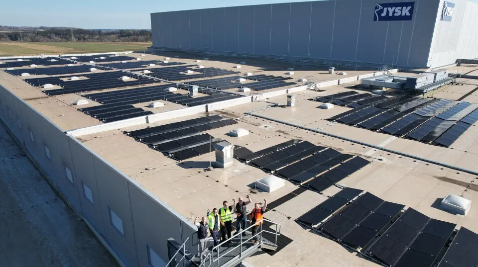 Η JYSK τοποθετεί φωτοβολταϊκά πάνελ σε κέντρα διανομής για μείωση εκπομπών CO2