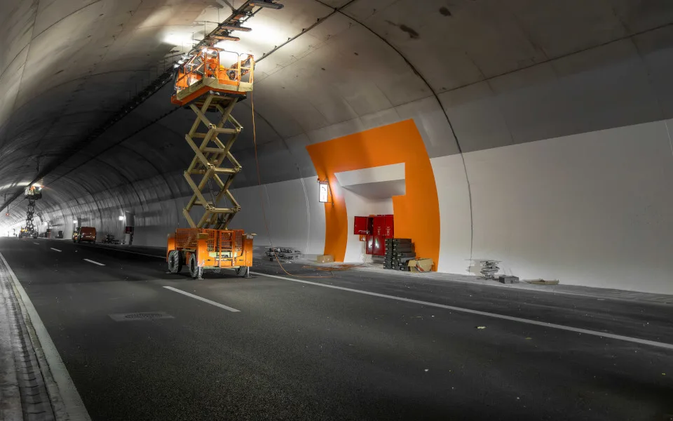 H ΟΛΥΜΠΙΑ ΟΔΟΣ αναβαθμίζει τις σήραγγες Ακράτας με φωτιστικά LED και επαναχρωματισμό