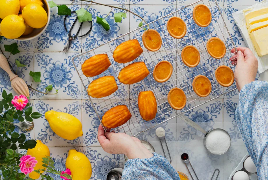 Λεμονάτες μαντλέν: Από τις σελίδες βιβλίων ως το κέντρο της Αθήνας