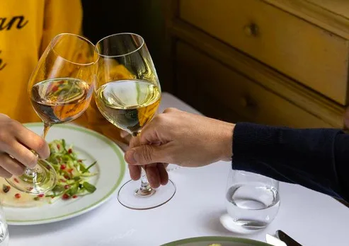 Μιλάνο 2023: Ένα ταξίδι μέσα από χάρτινα πιάτα και ποτήρια κρασιού