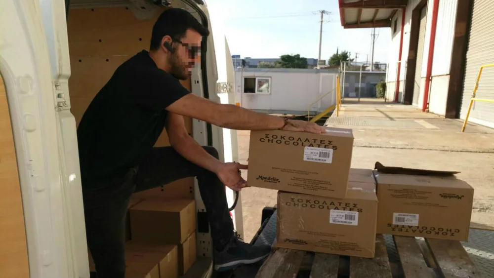 Η Mondelez και οι εργαζόμενοι της εταιρείας στέκονται δίπλα στους κατοίκους της Μάνδρας