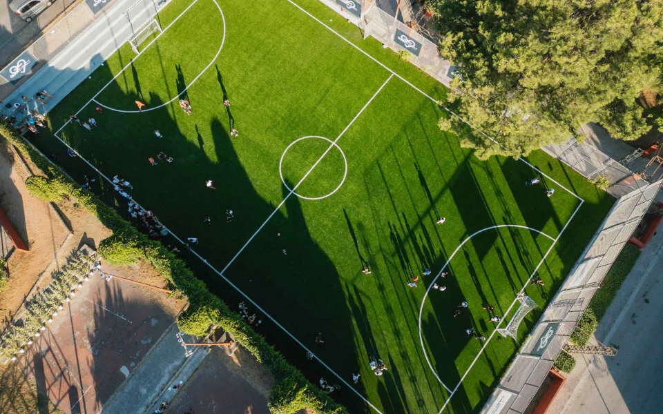 Ένα πλήρως ανακατασκευασμένο γήπεδο ποδοσφαίρου προσφέρει η Novibet στους κατοίκους του Βόλου