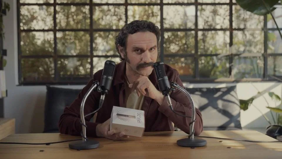 To PULZE καινοτομεί δημιουργώντας ένα ASMR βίντεο, με τον ηθοποιό Ηλία Μελέτη