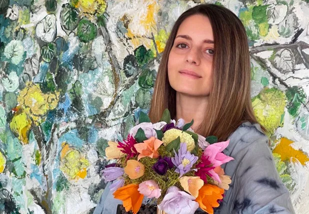 «Paper Flower Stories»: Στον κήπο της περιοδικής έκθεσης που ανθίζει στο Μουσείο Κοσμημάτων Ηλία Λαλαούνη