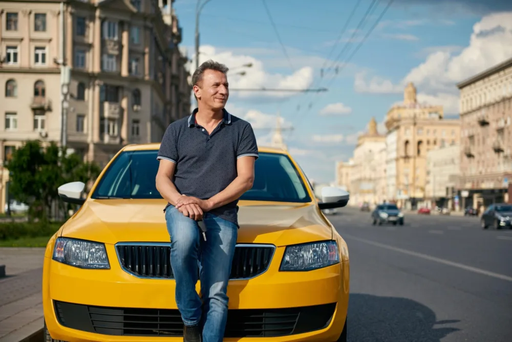 Ασυνόδευτο πακέτο σε Αθήνα και Θεσσαλονίκη με ταξί Uber